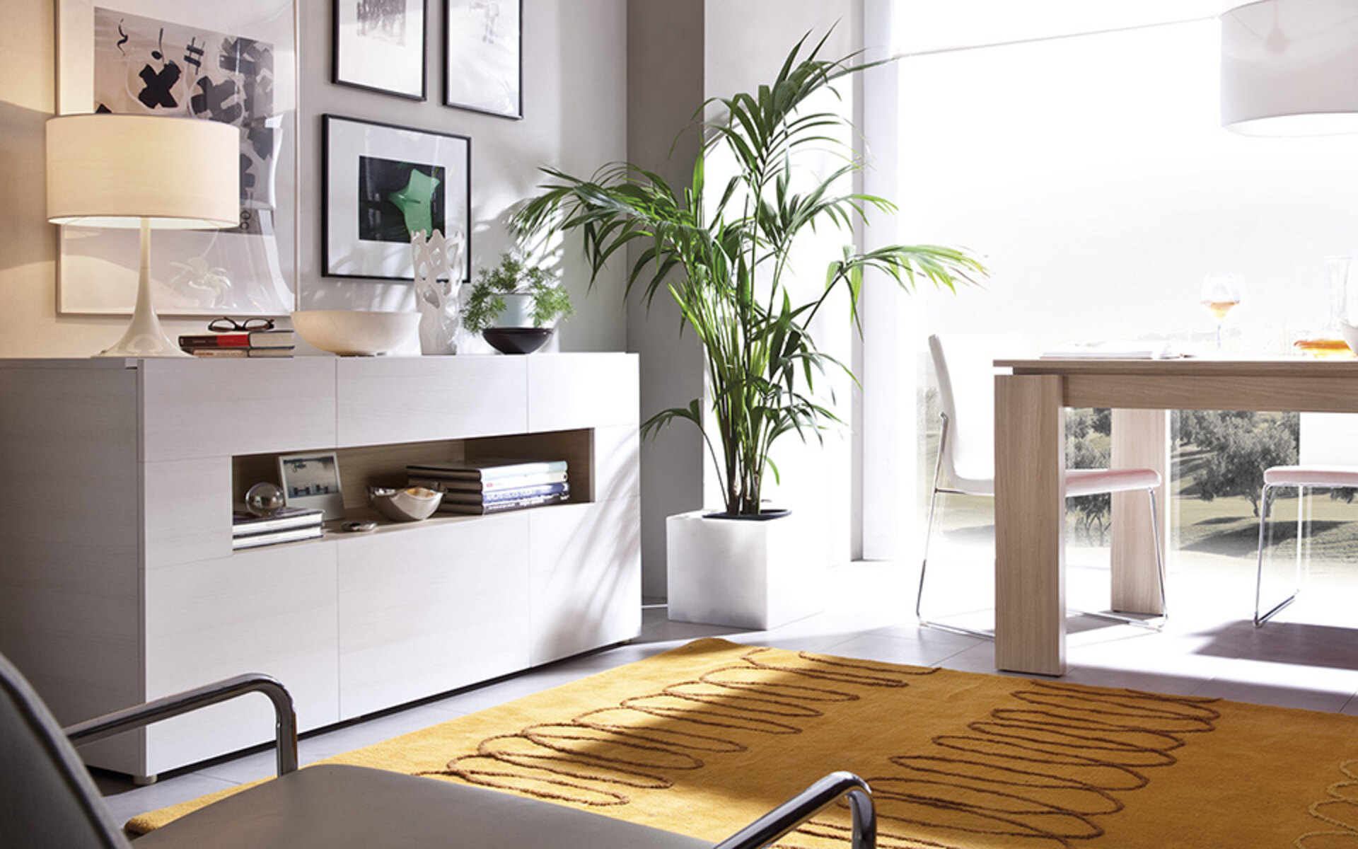 Salón moderno con muebles blancos