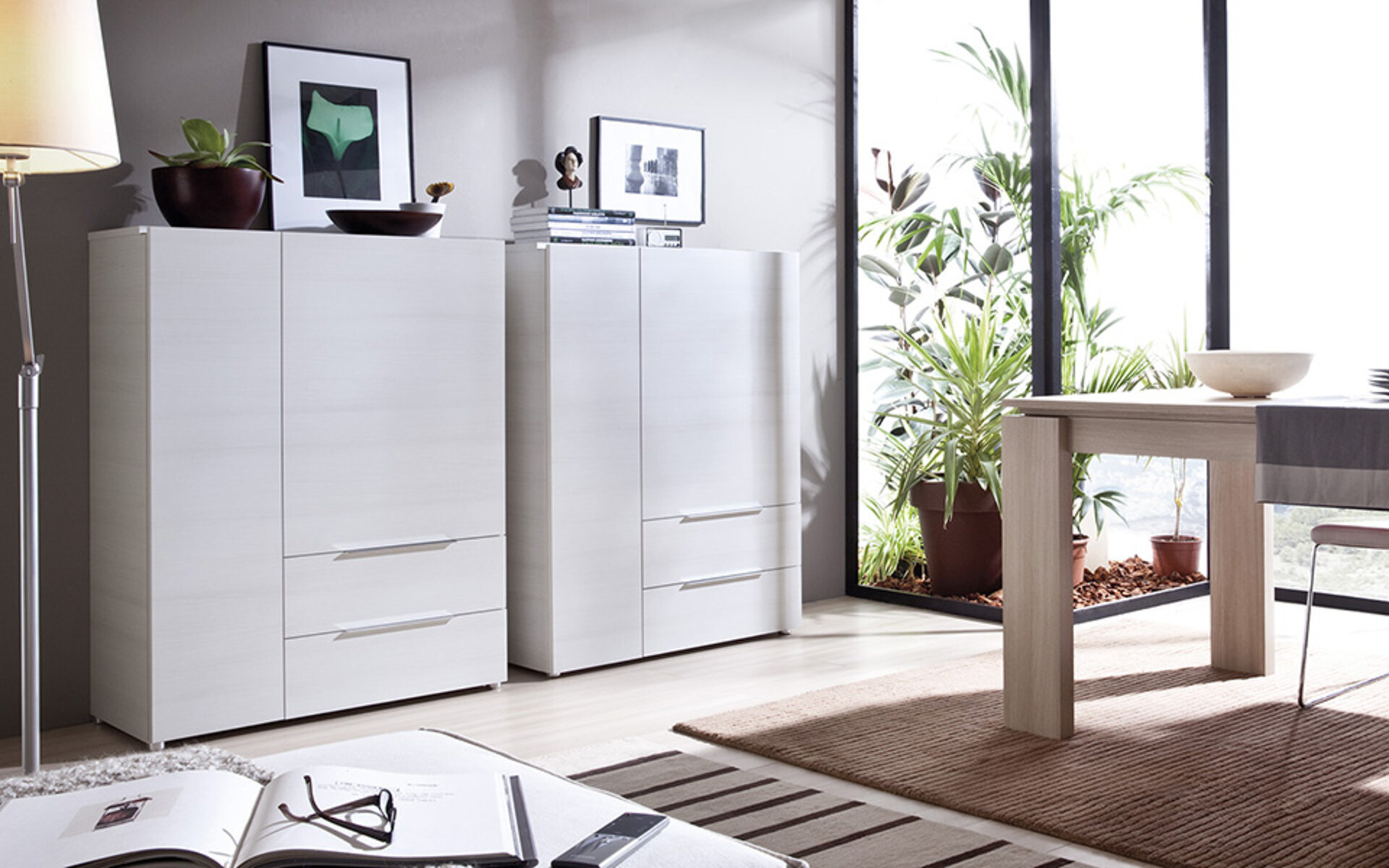Salón moderno con muebles blancos