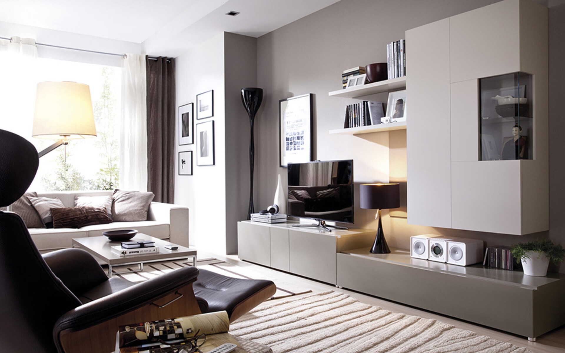 Salón moderno con muebles blancos